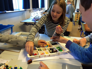 Elever arbejder med Lego