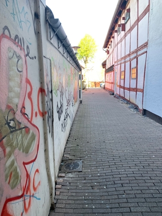 Gade med bindingsværk og graffiti