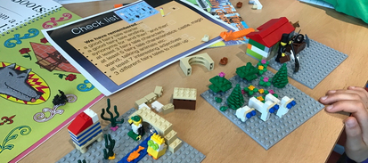 Elever arbejder med Lego i sprogundervisningen